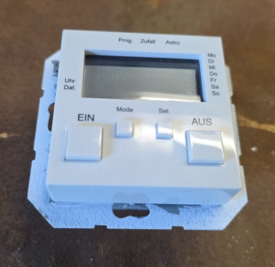 GIRA Elektronische Zeitschaltuhr Einsatz 0385 weiß mit Display EIN/AUS Astro