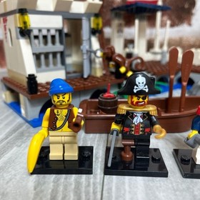 LEGO Pirates Soldiers' Fort 6242 In 2009 Used Retired Complete