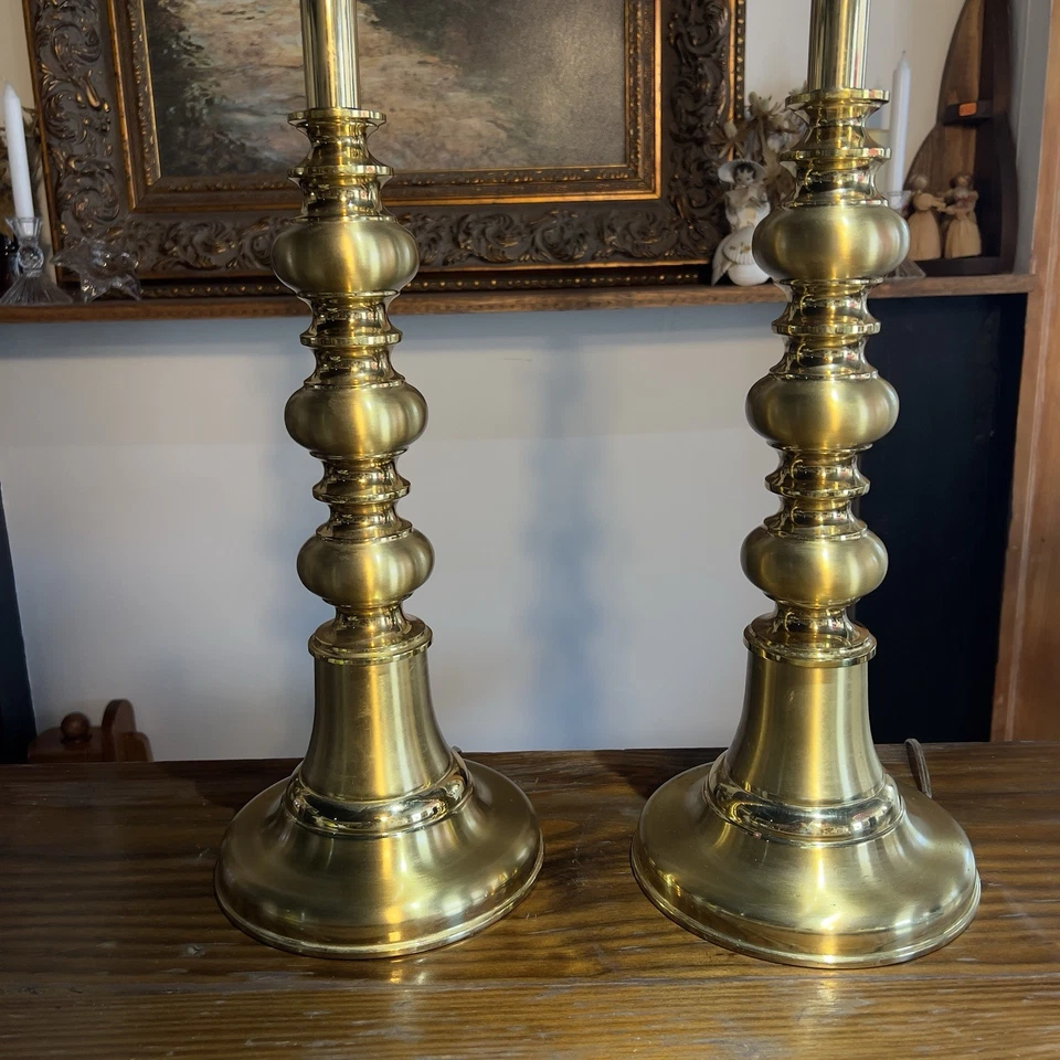 Juego de 2 lámparas de mesa vintage de latón estilo clásico colonial tradicional funcionando Foto 3 de 4