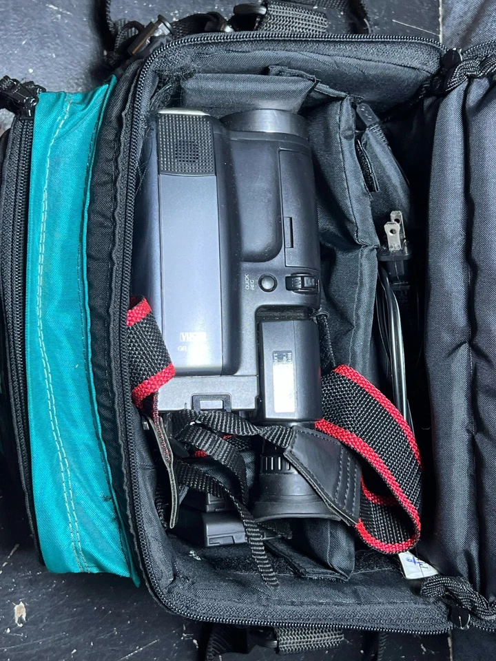 Vintage JVC GR-AX910 Compact VHS Camcorder Video Camera w/ Bag Cables, Tested!! - Image 3 of 4