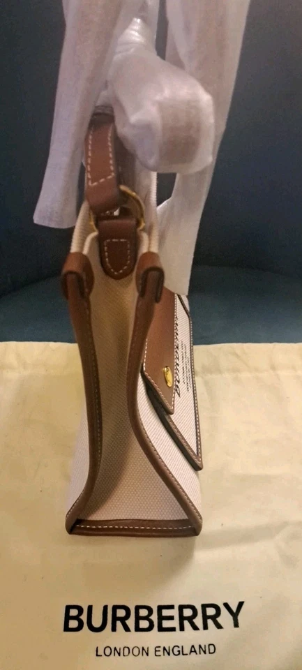 👜 BURBERRY®️ Mini bolso Freya de lona y cuero natural/bronceado para mujer 👜 Foto 3 de 4