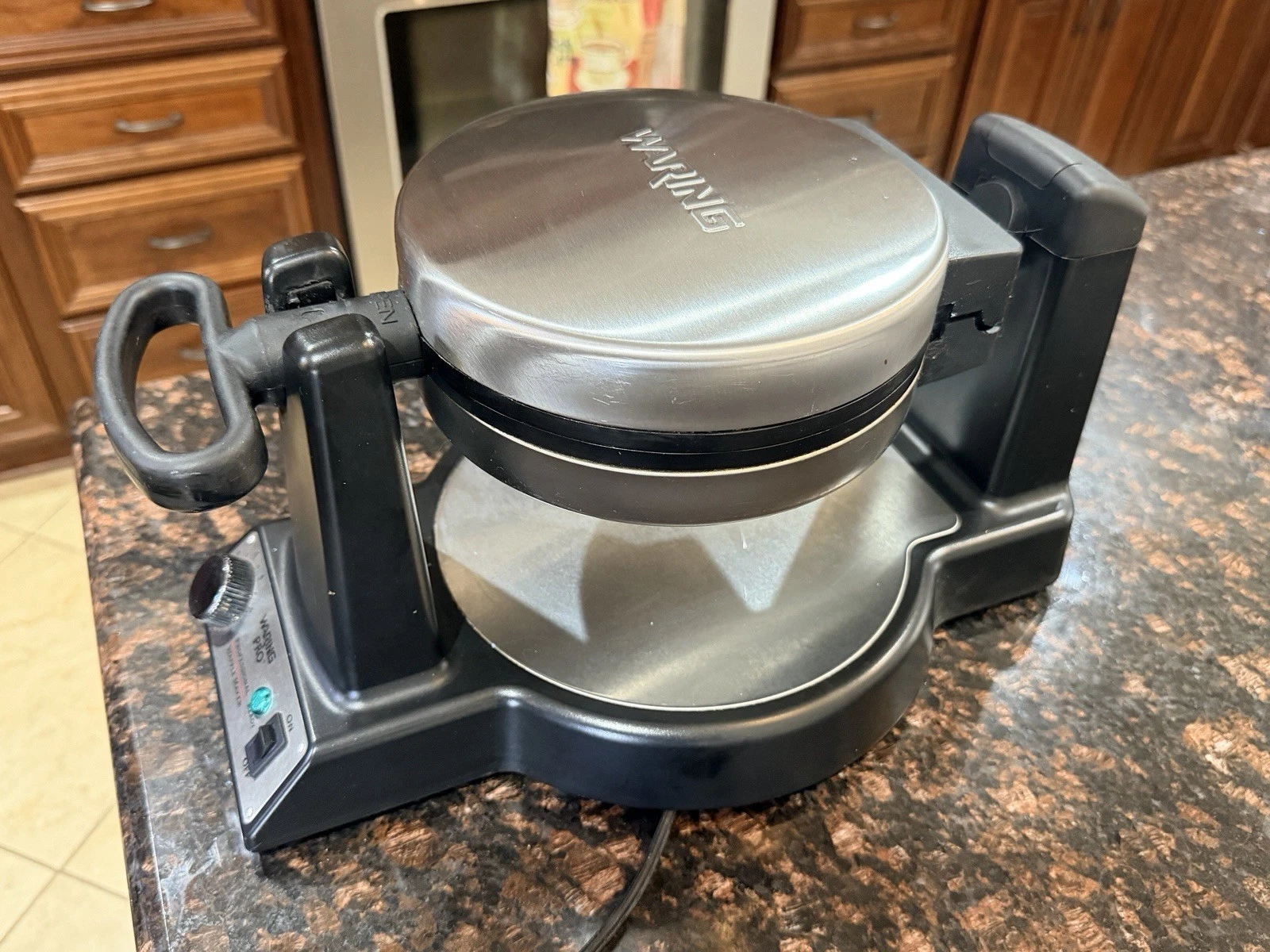 Waring Pro WMK400 Belgian Waffle Maker Works