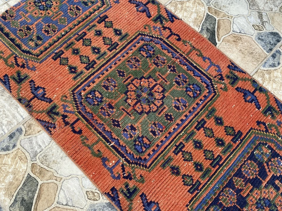 Alfombra turca pequeña vintage hecha a mano tribal de Anatolia hecha a mano de la década de 1980 2,2 x 5,7 pies Foto 4 de 4