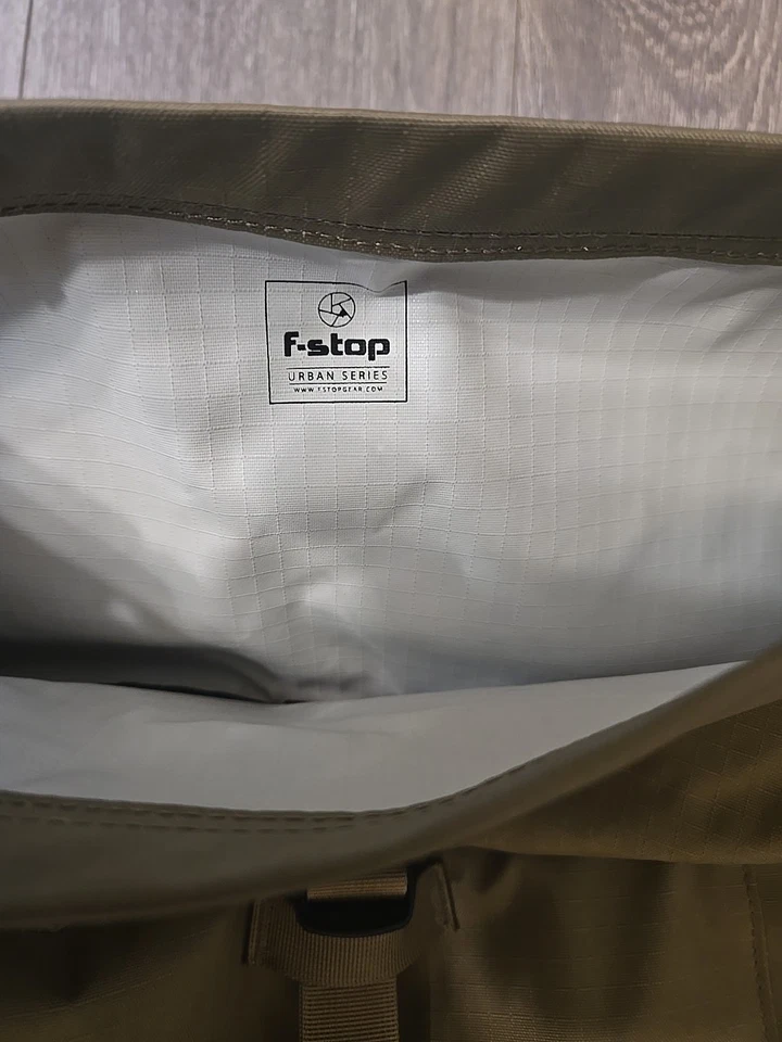 Mochila para cámara F-Stop Dalston 21L tapa enrollable DSLR portátil sin espejo - caqui/negro Foto 4 de 4