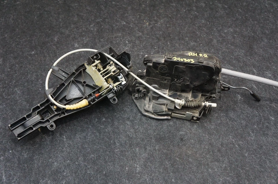 Conjunto de cerradura de pestillo de manija de puerta trasera derecha OEM 51227199840 BMW M3 E90 2010-2011 Foto 2 de 4