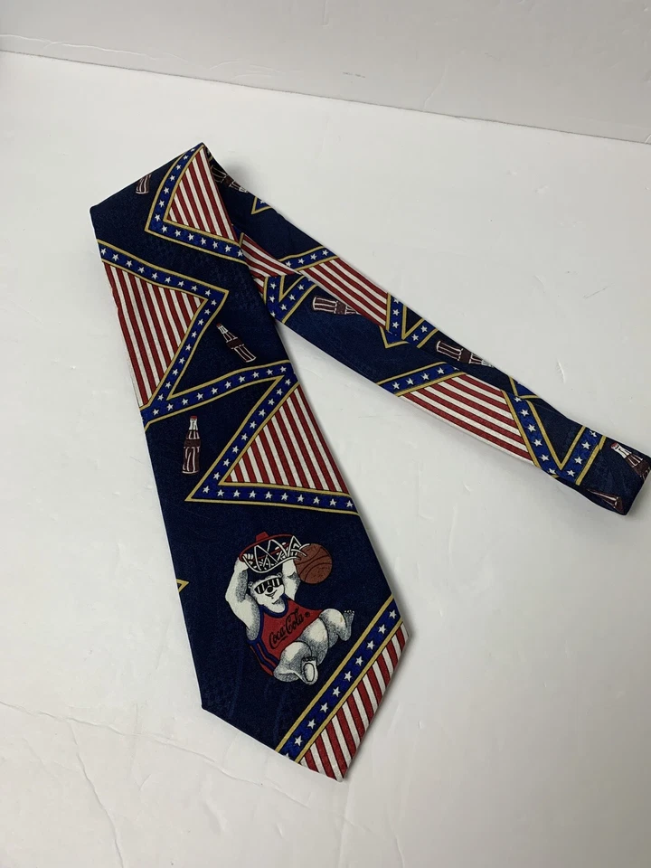 可口可乐北极熊扣篮篮球领带100%聚酯纤维可乐瓶 — 第 2/4 张图片