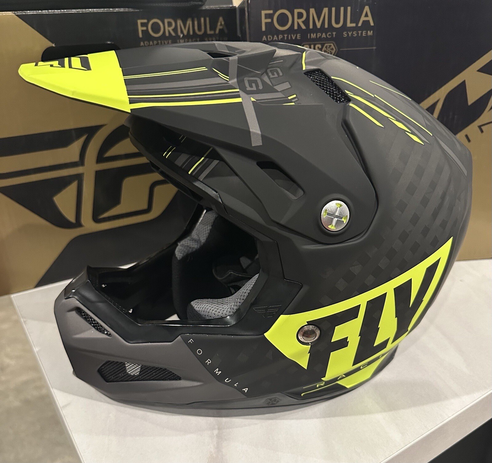 Casque cross Fly Carbon neuf pour vos sessions dominicales en forêt et entraînements sur piste