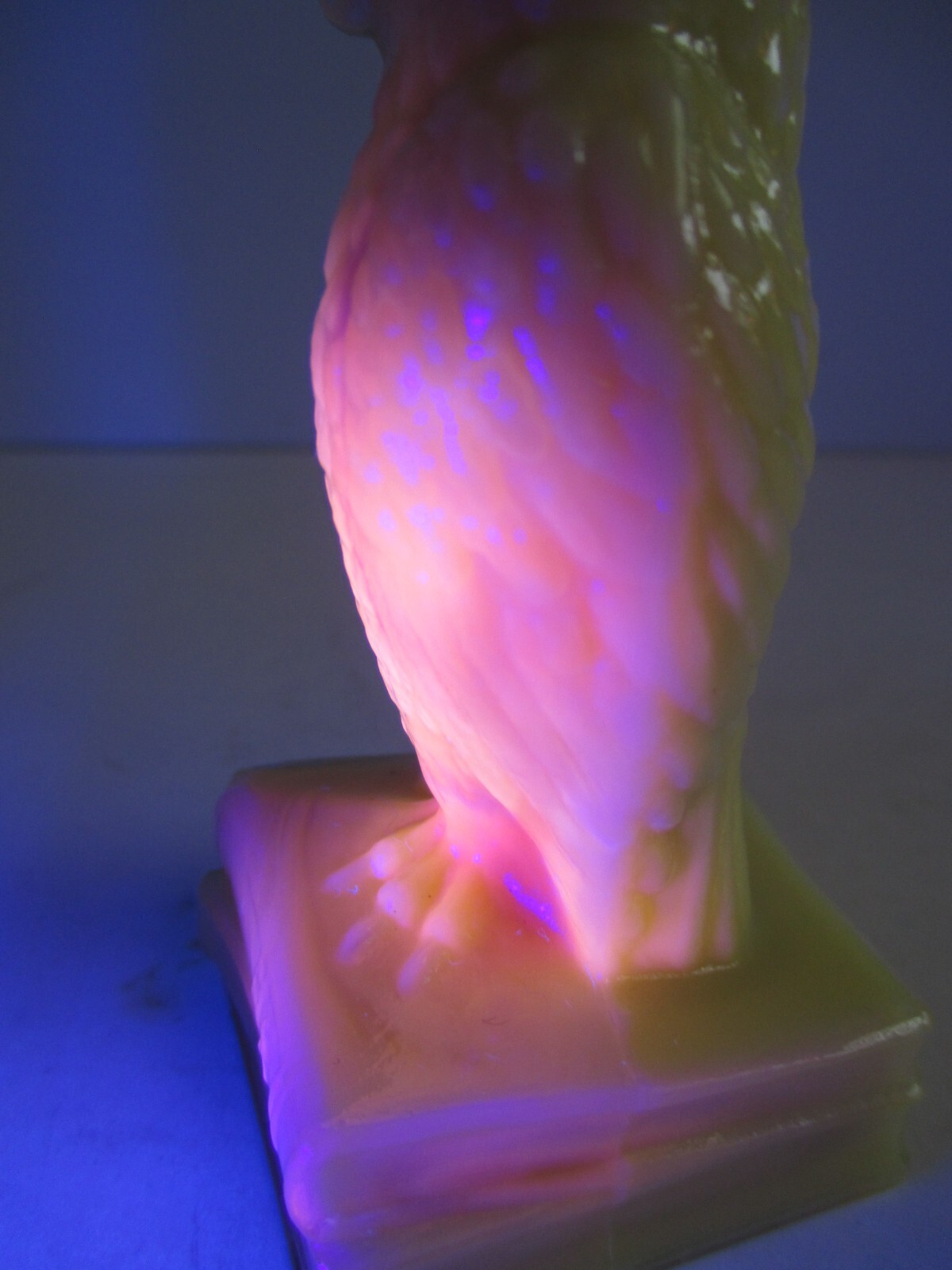 Vtg Degenhart Glass Custard Owl On Books Figurine Paperweight 3.5" Glows Orange