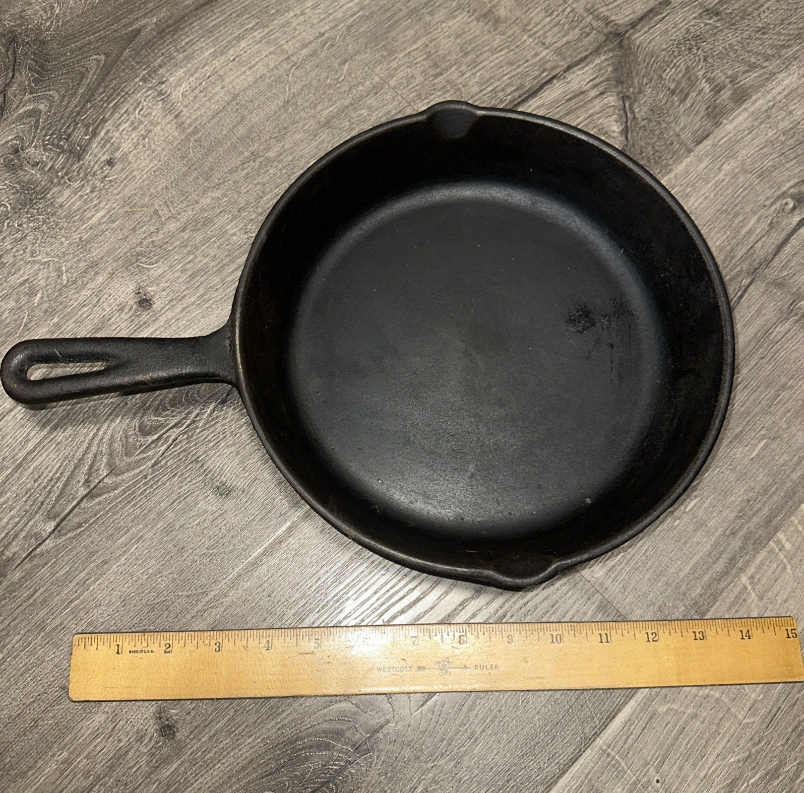 Vintage “ Classic “ Cast Iron Pan Skillet 10 inch, Heat Ring, Double Pour Spout!
