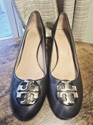 Tory Burch Janey Pumps In Black Smooth Leather Womens Size 9.5 Gold Tone Meda. - Image 1 of 4