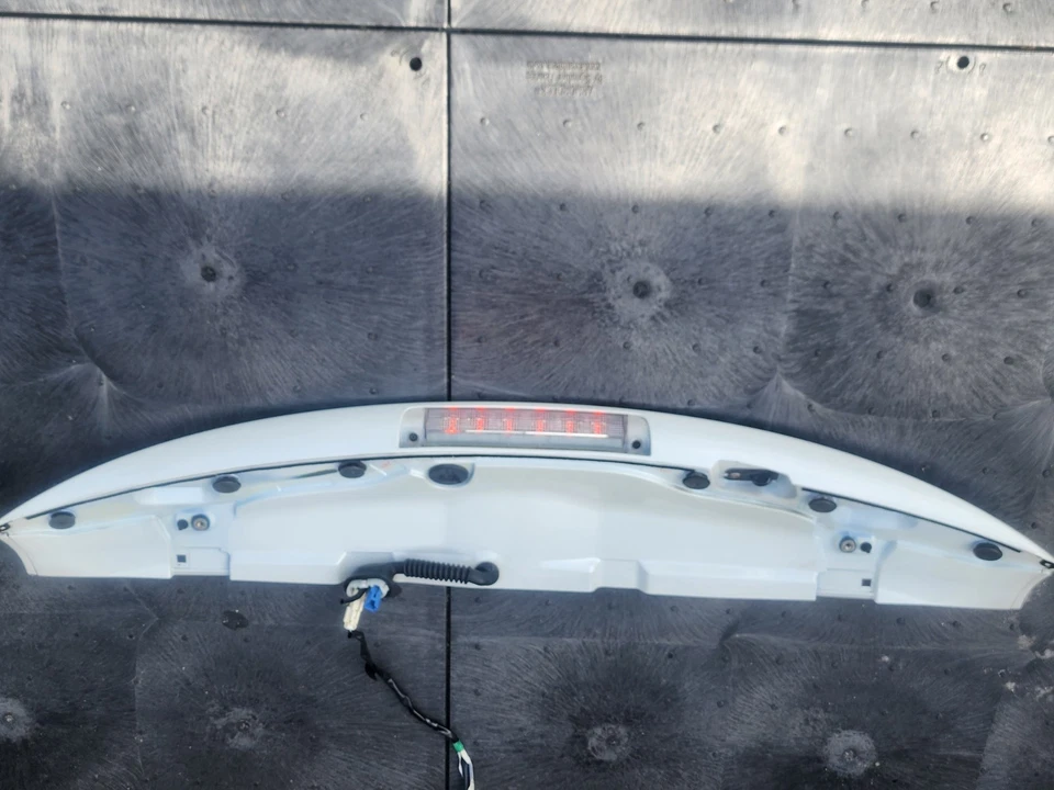 Alerón trasero Toyota Highlander 2008-2013 con tercera luz de freno LED OEM 76085-0E070 Foto 3 de 4