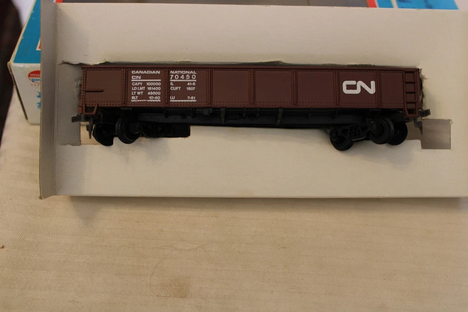 HO Scale Model Power 40' Gondola With Load, Canadian National, Brown, #70450 - Image 2 of 3
