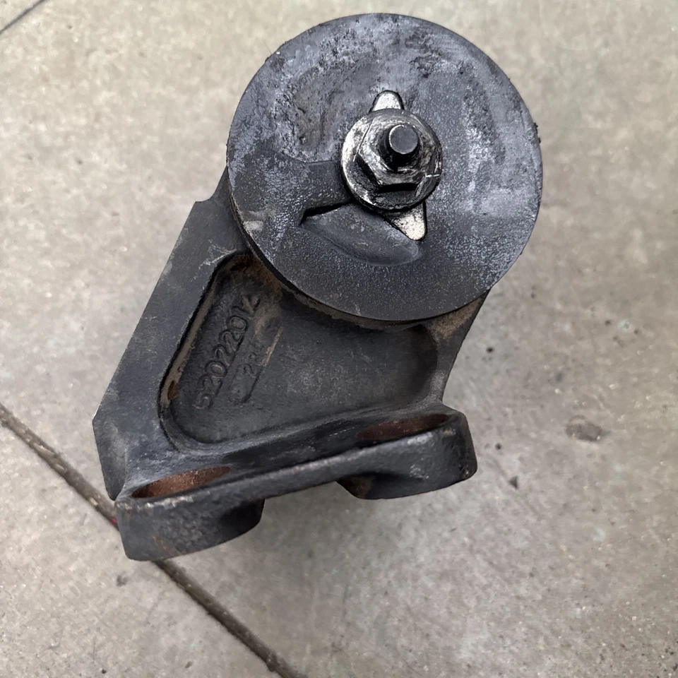 99-02 Dodge Ram 2500 5.9 Dsl 24V passenger right motor mount bracket with bolts - Image 4 of 4