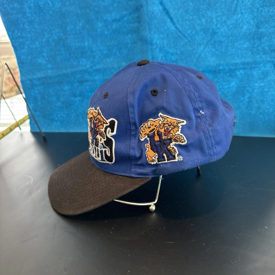 Gorra de baloncesto vintage de la NCAA de la Universidad de Kentucky Wildcats de la década de 1990 Foto 4 de 4