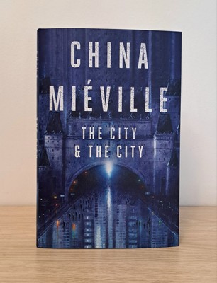 HANDSIGNIERTER CHINA MIEVILLE DIE STADT & DIE STADT GEBROCHENER EINBAND EXKLUSIVE EDITION