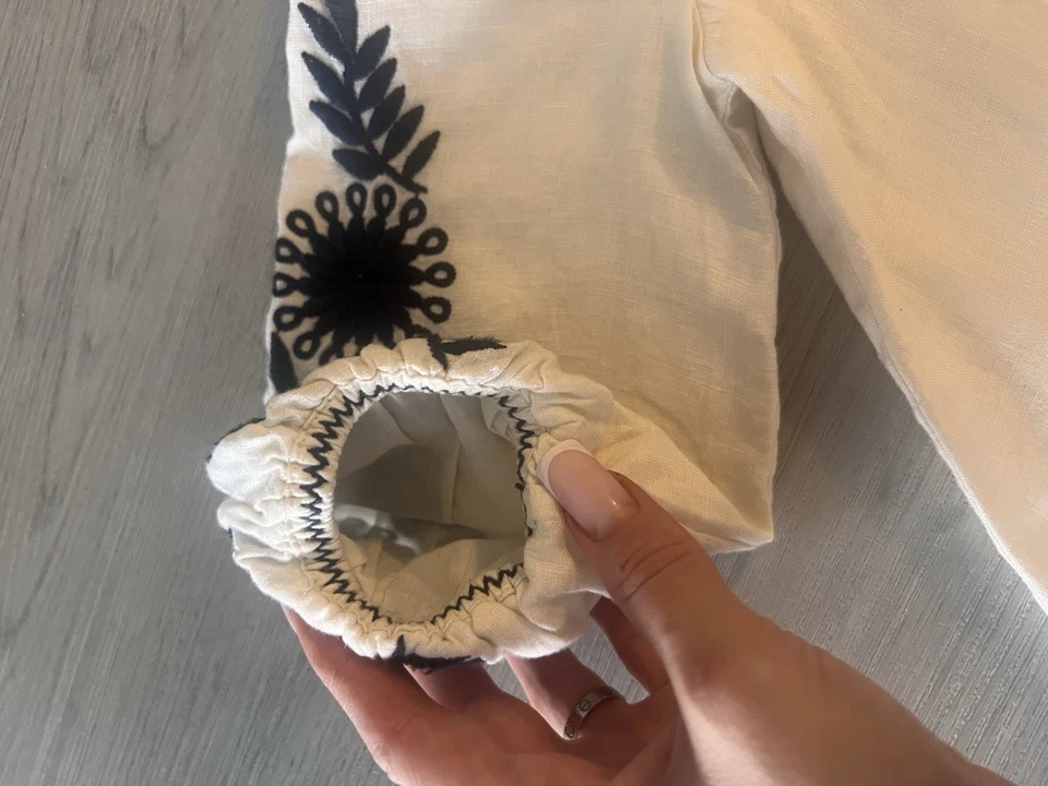 Top Banana Republic Girl Blanco con Bordado Floral Negro Talla 2 Foto 4 de 4