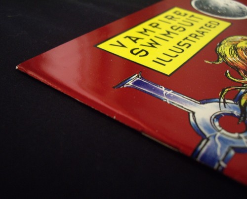 Vampire Swimsuit Illustrated Comic #1 LTD. To 3000 (Only 1000 Signed) Foil Cover - Foto 2 di 8