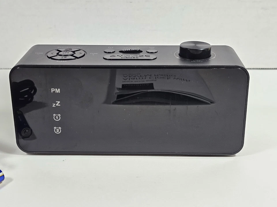 Reloj despertador doble radio AM/FM digital Insignia atenuador de 4 niveles - negro NS-ALCL24 Foto 4 de 4