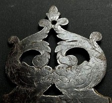 EXCEPTIONNELLE GRANDE TARGETTE AUX DAUPHINS AFFRONTES - FER FORGE- fin XVIIe