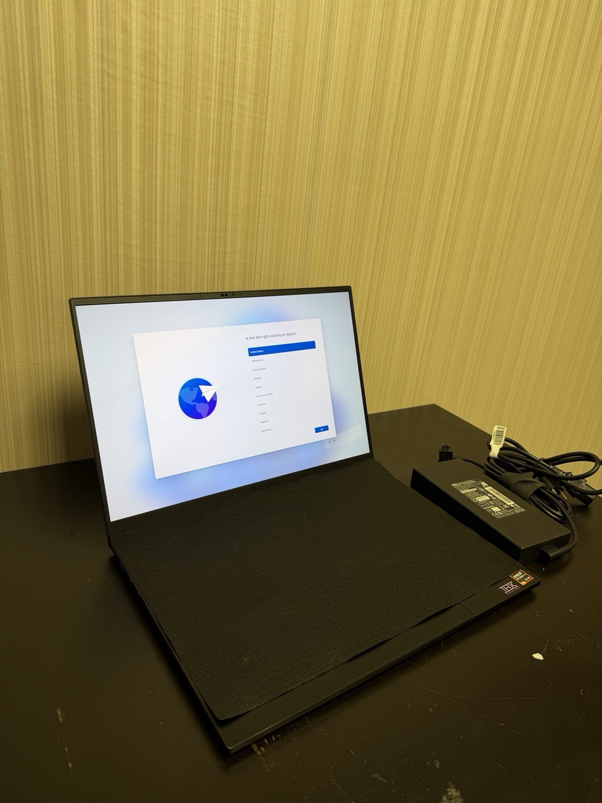 EXCELLENT - Razer Blade 16 240Hz QHD+ OLED Ryzen AI 9 HX 370 64GB 4TB RTX 5090