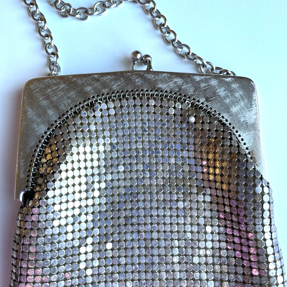 Bolso de Noche Vintage Whiting & Davis Malla Plateada Cierre de Beso Flecos Dinero Antiguo Años 70 Foto 3 de 4