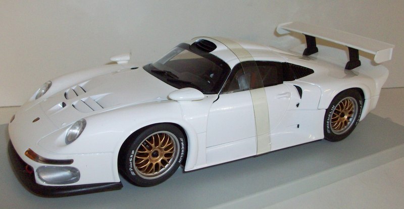 貴重 UTモデルズ製 ポルシェ911GT1 白 1/18 中古品 UT Models 1/18 Scale - 180 966600 Porsche 911 GT1 1996 White