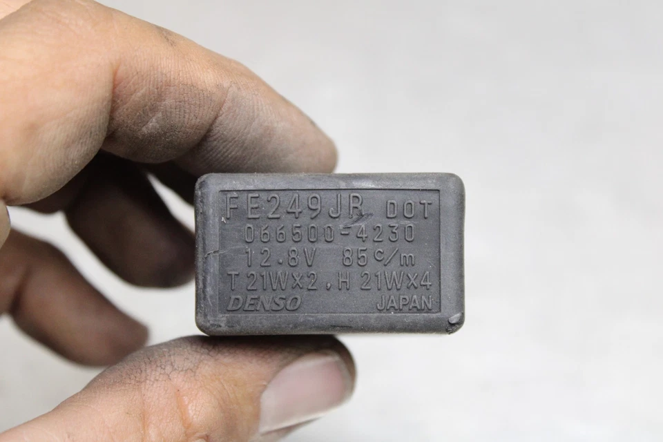 00-03 SUZUKI GSXR750 RELAY ASSEMBLY BOX 31800-35F00 FLASHER TURN FUEL PUMP Foto 2 de 4