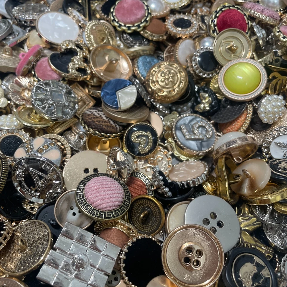 Vintage now Estate Sale Buttons 50p Lot Various Sizes Shapes Colors Types Usable - Image 4 of 4