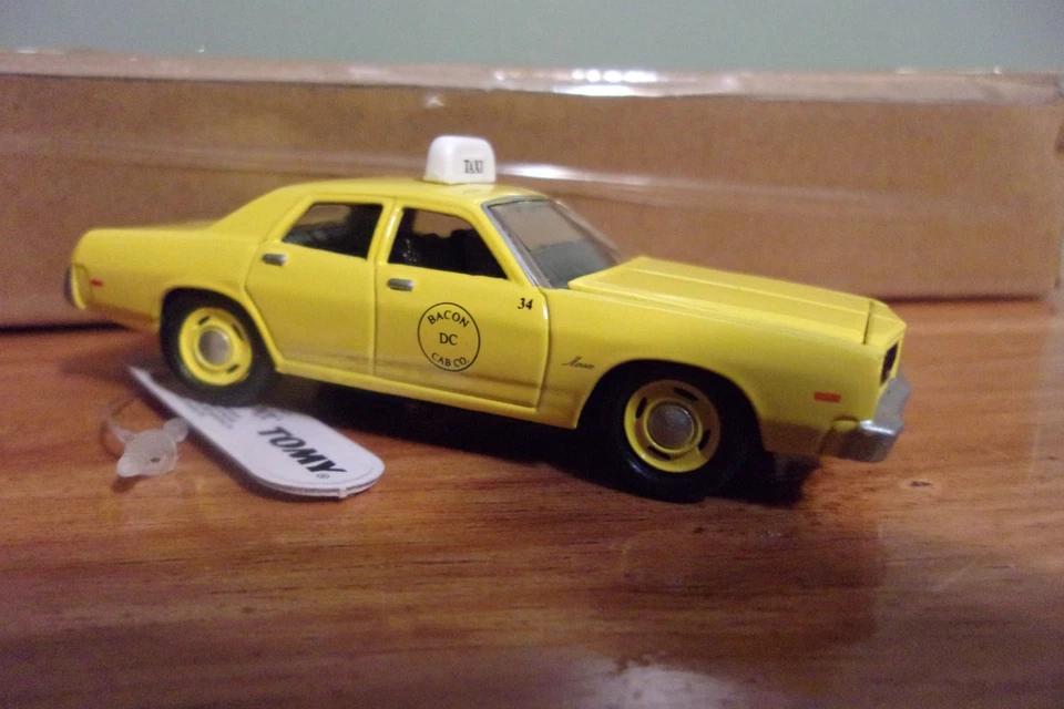 8 pc lot Johnny Lightning 1977 Dodge Monaco Taxi Cab Yellow Bacon Cab DC NIB x8 - Image 3 of 4