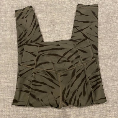Athleta Salutation Stash Pocket II 7/8 Tight Grey Tiger Print Leggings Small Run