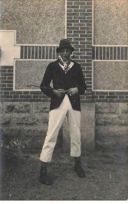 Photo Card - CHECY - A clown smoking a pipe and holding a cane