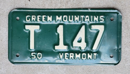 1950 Vermont GREEN MOUNTAINS Embossed License Plate "T 147" Borderless