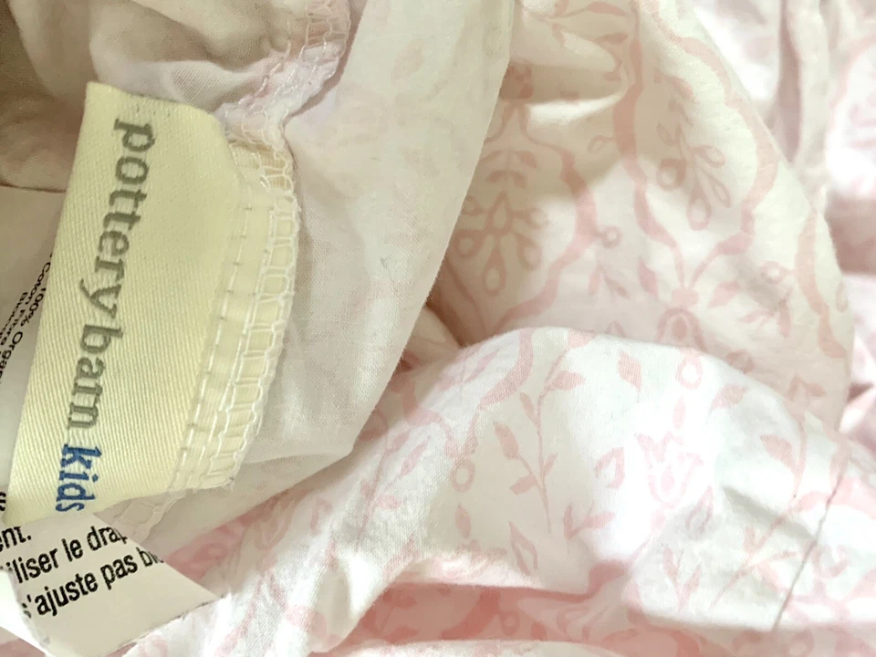 Falda de cuna bordada Pottery Barn Kids Brodee Claire ROSA Y BLANCO Foto 3 de 4