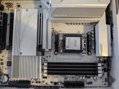  Gigabyte B650M AORUS Elite AX Ice AMD AM5 ATX Motherboard