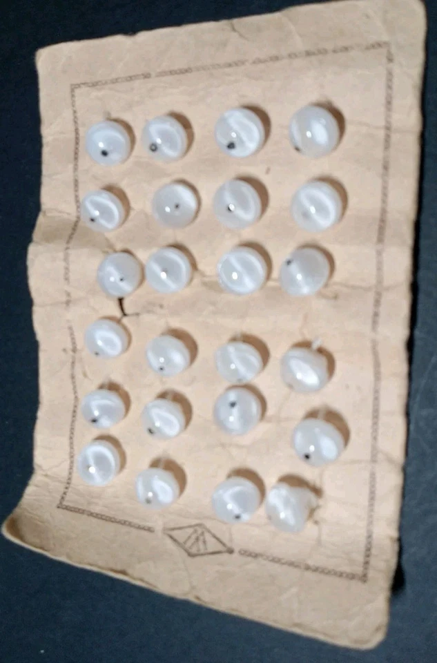 24 botones antiguos de vidrio abovedado blanco Foto 4 de 4