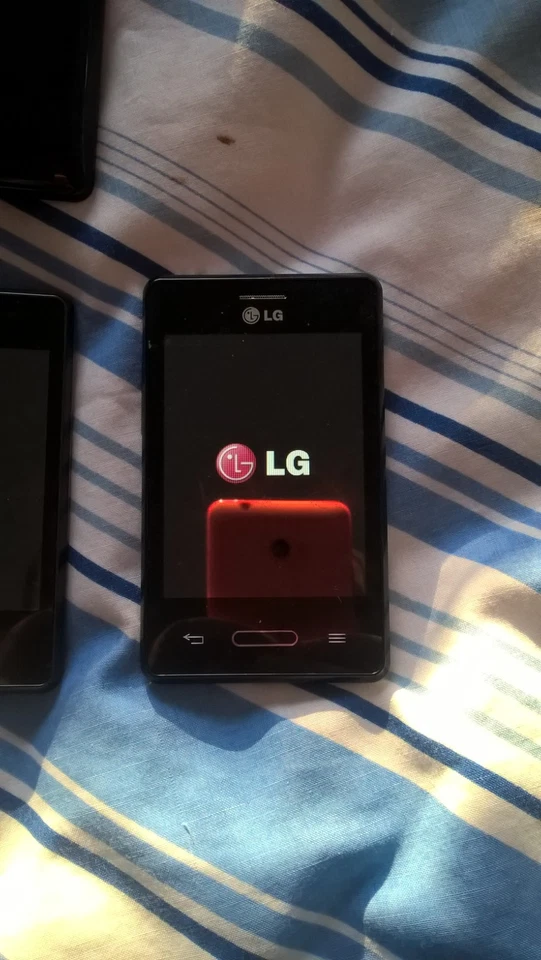 LG E430 (Unlocked) Smartphone - Image 2 of 4
