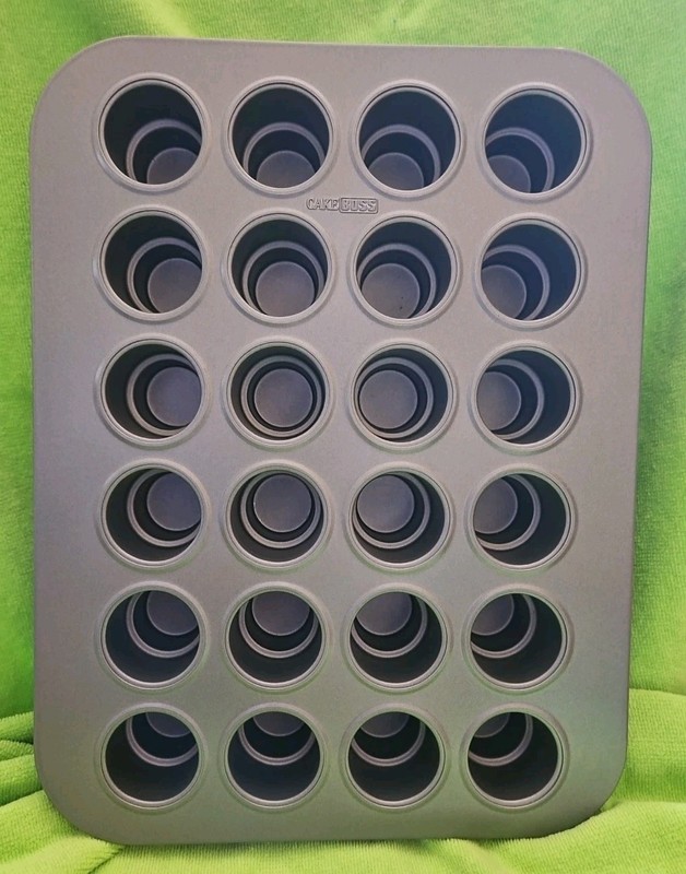 Cake Boss Specialty Bakeware, 24 Cupcake, Cake Pop Pan Very Nice Condition