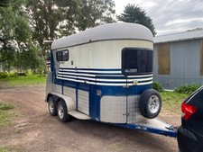 Extended 2HSL float 2017 with fold out beds, power, perfect for big horses