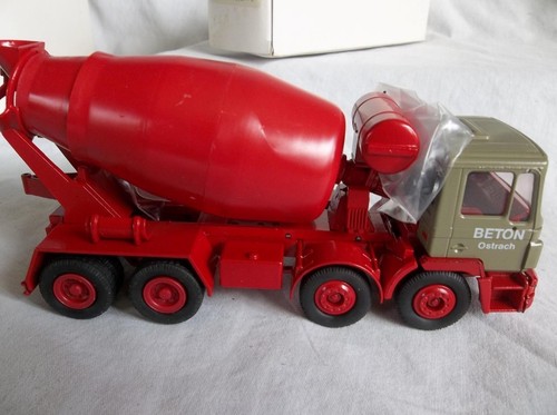 NIB Conrad 4165 MAN Beton OSTRACH 4 Axle Cement Mixer 1:50 Scale Red/Tan - Picture 4 of 5