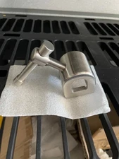 Operating Table side rail clamp for round bar attachments