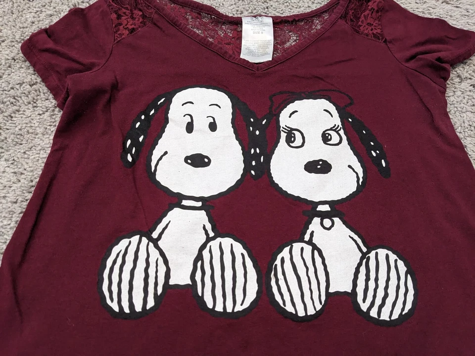 Camisa Top PEANUTS Snoopy & Belle Mujer Pequeña Mangas Cortas Encaje Borgoña Foto 2 de 4