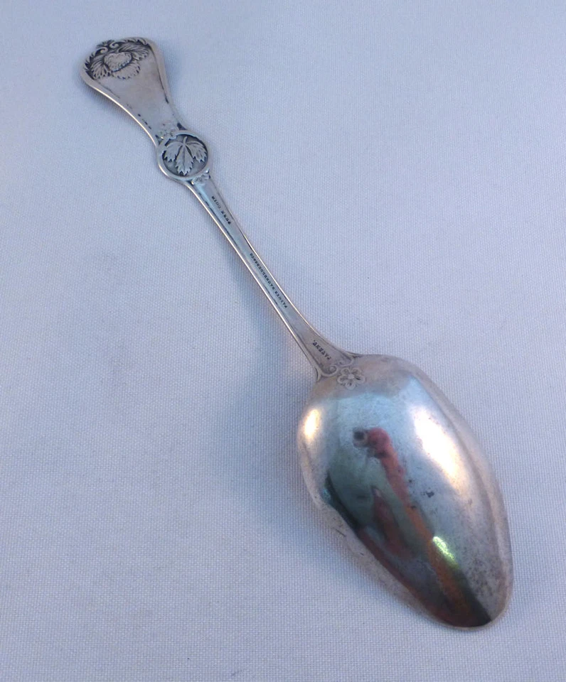 Cuchara para servir de mesa de plata para monedas fresa-durgin Foto 3 de 4