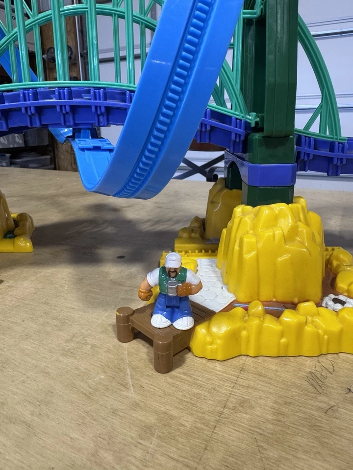 Набор мостов GeoTrax Fly By с рабочим контроллером радиоуправляемого самолета минифигурками и треком - Изображение 3 из 4