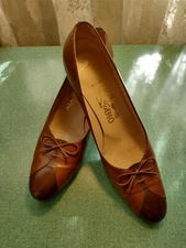 Womens Salvatore Ferragamo 2 Tone Brown Bow Round Toe Pump Sz 8.5 AAAA