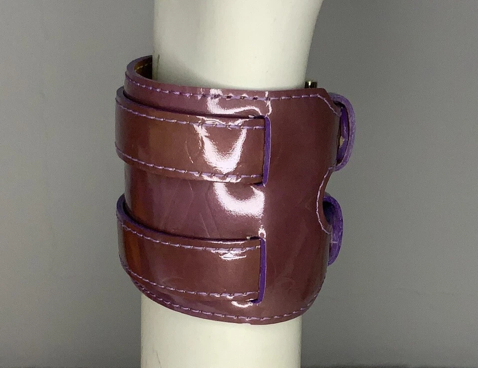 Pulsera Louis Vuitton Charlton Doble Envoltura en Cuero Vernis Monograma Púrpura Foto 2 de 4