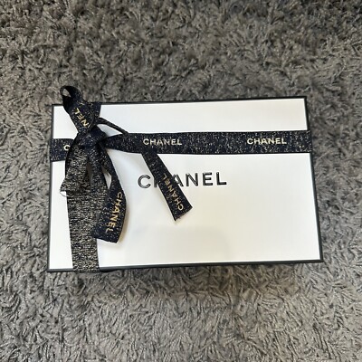 NEW CHANEL Holiday Gift Set On The GO Moisture White Bag Gift Set