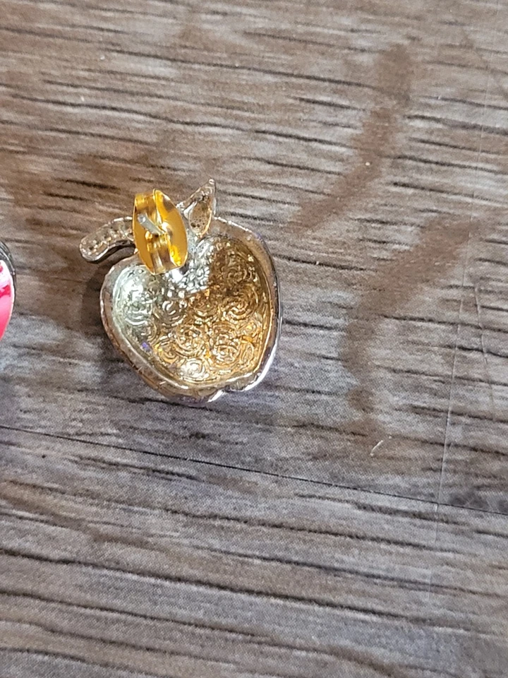 APPLE HARVEST PIERCED EARRINGS  RED ENAMEL GOLD-TONE Vintage Fruit 🍎 - Image 4 of 4