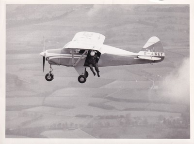Original Pressefoto Connelly steigt vor Fallschirm aus seinem Flugzeug 11.4.1964
