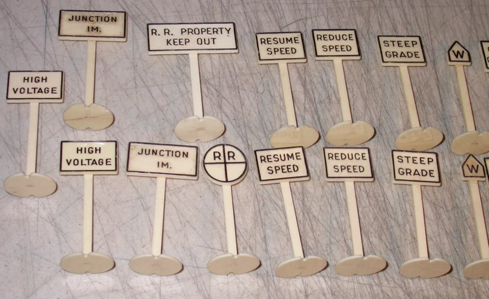 Vintage Marx Trains O O27 Gauge 6- 7" Telephone Poles Lot and 21- Yard Signs - Image 3 of 4