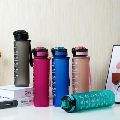 1L Auslaufsichere Sport Trinkflasche mit Strohhalm - BPA-frei für Fitnessstudio und Reisen 1Liter